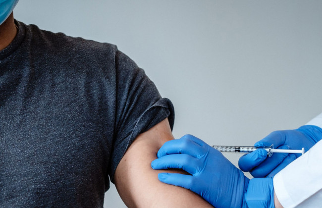 Врачи сообщили, какой главный симптом коронавируса у вакцинированных