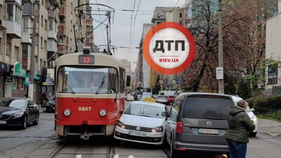 В Киеве таксист застрял между бусом и трамваем