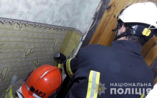 Попросил помочь занести сумку: в Киеве мужчина взял в заложницы девушку
