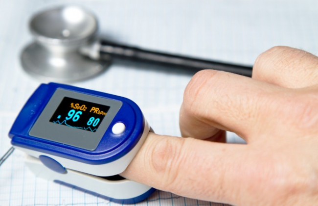 Как правильно пользоваться пульсоксиметром: врач рассказал о распространенных ошибках