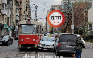 В Киеве таксист застрял между бусом и трамваем