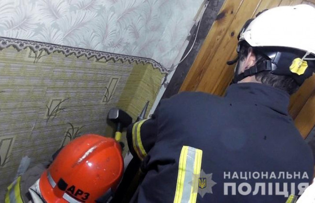 Попросил помочь занести сумку: в Киеве мужчина взял в заложницы девушку