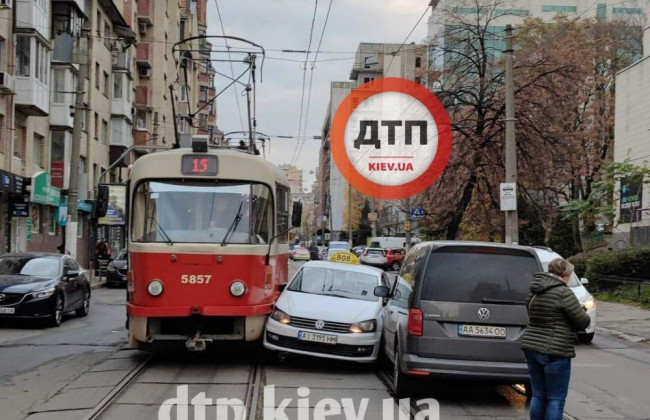 В Киеве таксист застрял между бусом и трамваем