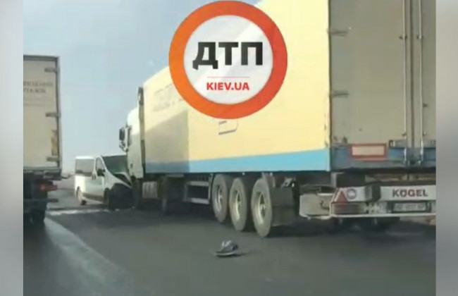 Под Киевом произошло серьезное ДТП с пострадавшими: видео