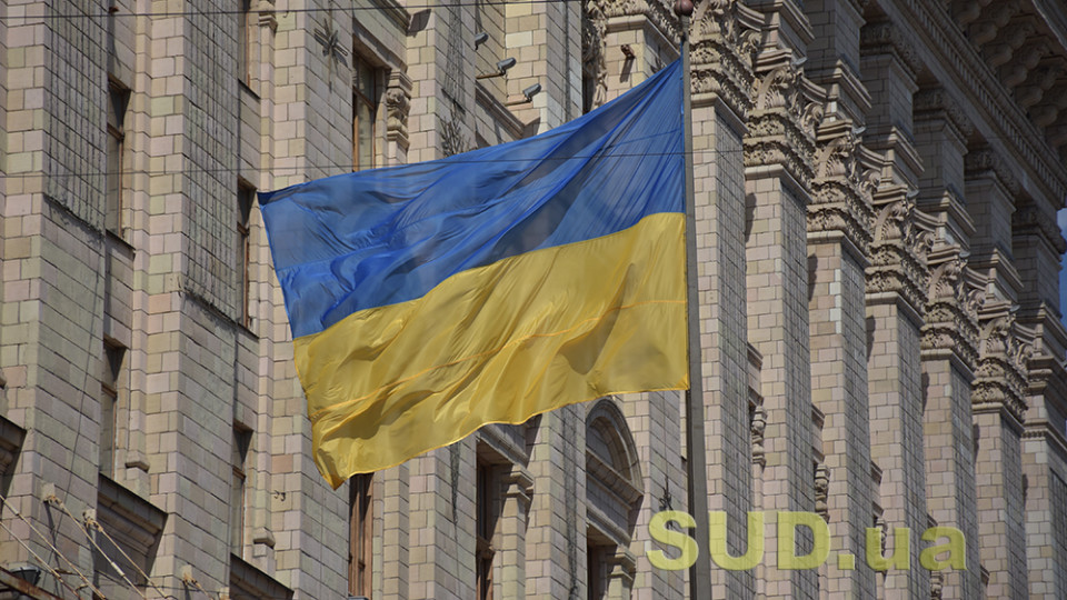 В Виннице пьяный россиянин сорвал с ТРЦ флаг Украины и выбросил