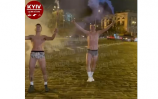 В центре Киева полуголые парни запускали фейерверки: видео