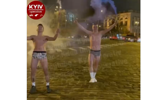 В центре Киева полуголые парни запускали фейерверки: видео