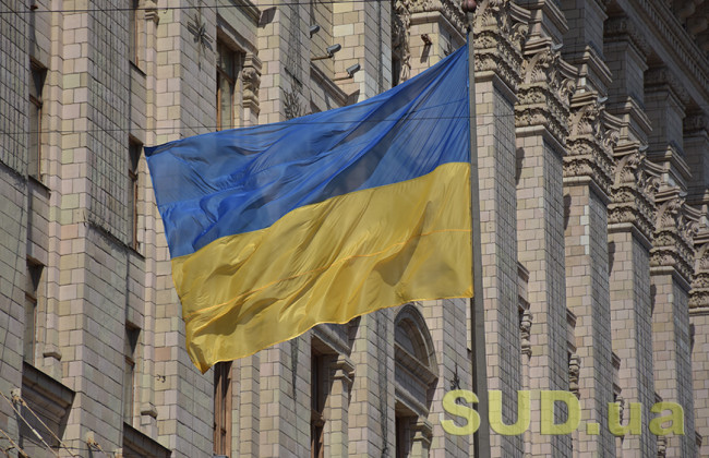 В Виннице пьяный россиянин сорвал с ТРЦ флаг Украины и выбросил