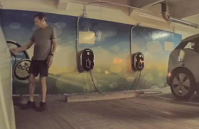 Новая проблема электромобилей: водители воруют друг у друга «пистолет», видео