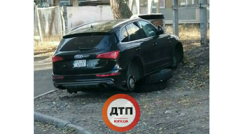 В Киеве с автомобиля у дома сняли колеса и поставили его сверху на них