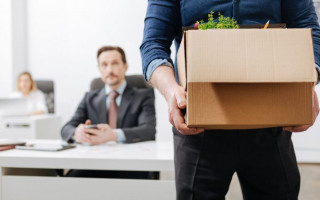 Невакцинированных украинцев с 8 ноября будут отстранять от работы: список профессий