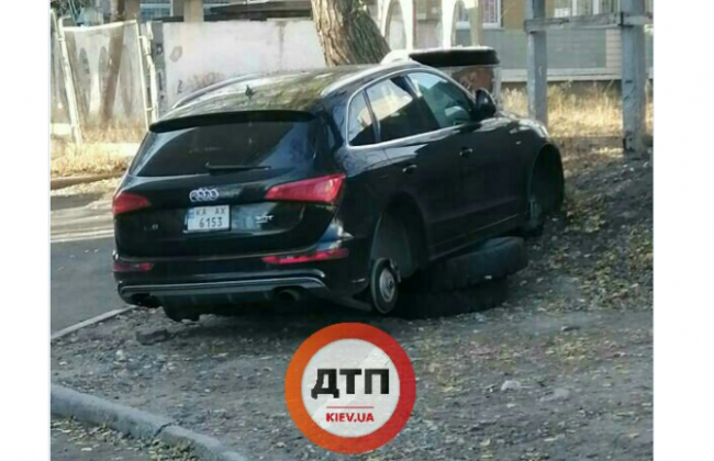 В Киеве с автомобиля у дома сняли колеса и поставили его сверху на них