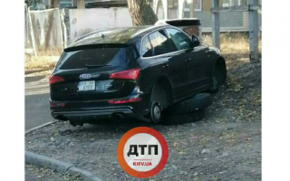 В Киеве с автомобиля у дома сняли колеса и поставили его сверху на них