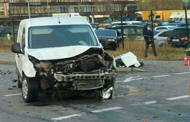 В Киеве водитель Audi устроил серьезное ДТП и сбежал: фото