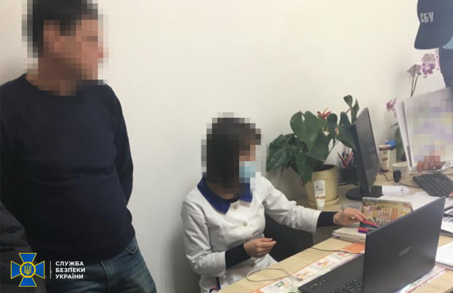 2,5 тисячі грн за COVID-сертифікат в «eHealth»: на Івано-Франківщині викрито лікарку на підробці даних