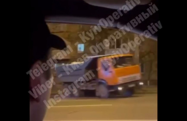 В Киеве грузовик влетел в жилой дом: видео инцидента