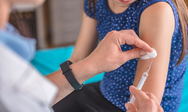 Не разрешал вакцинироваться: в Италии 16-летняя девушка выиграла суд против отца