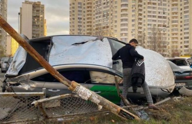В Киеве таксист на большой скорости разбил несколько автомобилей, фото