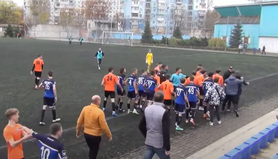 «Стенка на стенку»: в Днепре футбольную игру остановили из-за массовой драки, видео