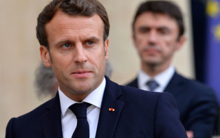 Во Франции для пожилых людей станет обязательной третья доза вакцины