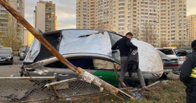 В Киеве таксист на большой скорости разбил несколько автомобилей, фото