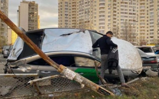 В Киеве таксист на большой скорости разбил несколько автомобилей, фото