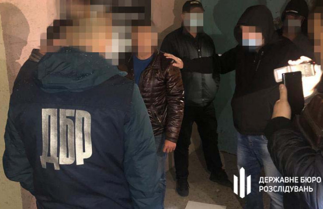 Вимагав 300 тисяч гривень за посередницьку послугу: ДБР затримало депутата Херсонської облради