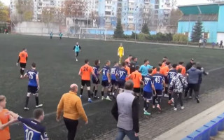 «Стенка на стенку»: в Днепре футбольную игру остановили из-за массовой драки, видео