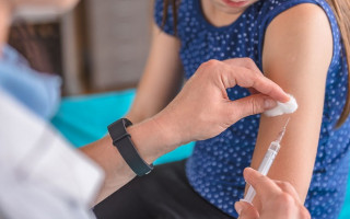 Не разрешал вакцинироваться: в Италии 16-летняя девушка выиграла суд против отца