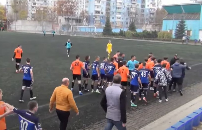 «Стенка на стенку»: в Днепре футбольную игру остановили из-за массовой драки, видео