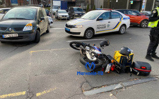 Невчасно повернув на парковку: у Києві автомобіль збив кур'єра