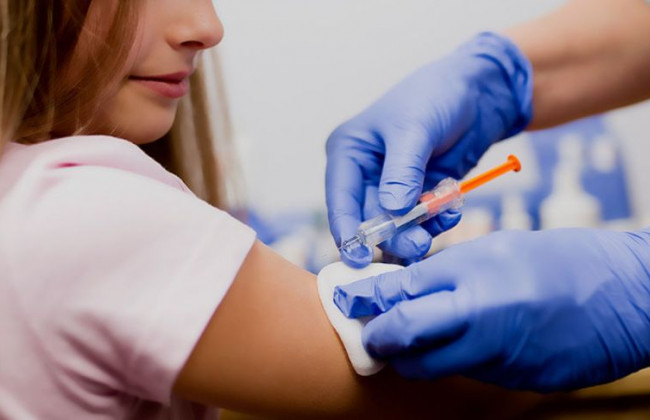 Обов’язкова вакцинація освітян в Україні: чи порушується право на освіту