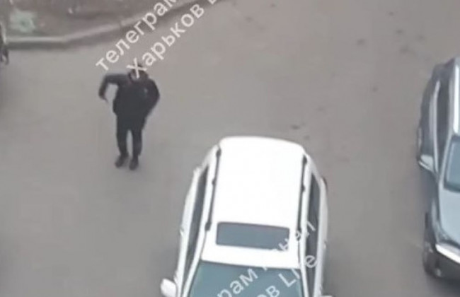 Жуткое ДТП в Харькове: появилось видео, как водитель Land Cruiser искал «закладку» с наркотиками