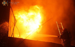 Масштабна пожежа на СТО у Києві: з'явилося відео інциденту