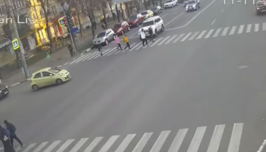 Новое жуткое ДТП в Харькове: внедорожник сбил детей на пешеходном переходе, видео