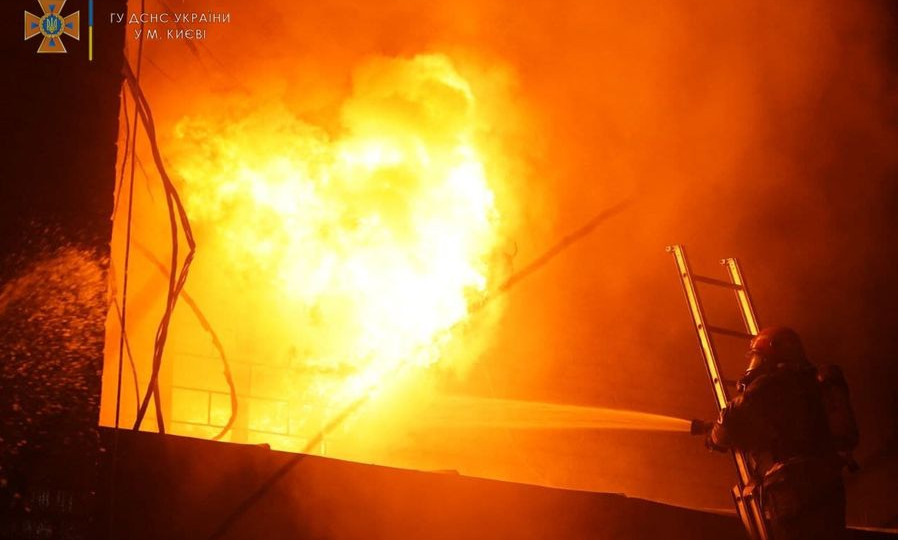 Масштабна пожежа на СТО у Києві: з'явилося відео інциденту