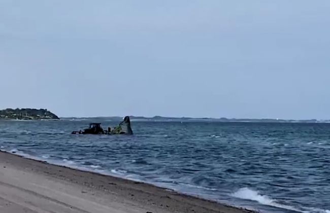 «Абсолютно идиотская система»: в Дании город убирает мусор на пляже, а затем сбрасывает его в море