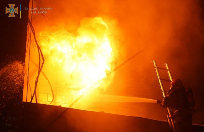 Масштабна пожежа на СТО у Києві: з'явилося відео інциденту