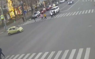 Новое жуткое ДТП в Харькове: внедорожник сбил детей на пешеходном переходе, видео