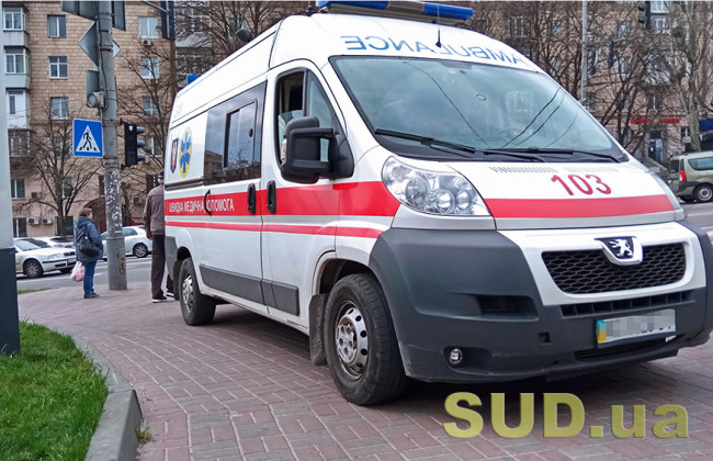 В Черновцах женщина заблокировала выезд скорой помощи и нахамила медикам