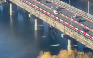 Сыпется на глазах: в Киеве показали жуткое состояние моста Патона, видео