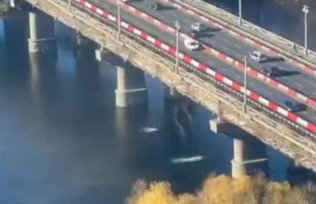 Сыпется на глазах: в Киеве показали жуткое состояние моста Патона, видео