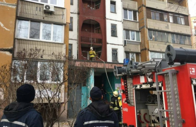 В Киеве вспыхнул пожар в многоэтажке: есть погибшие