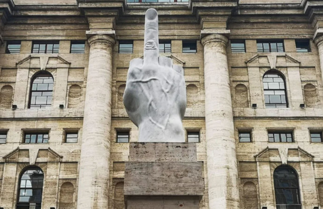 Демонстрація «середнього пальця» у судовій практиці: чи карають за це суди та як