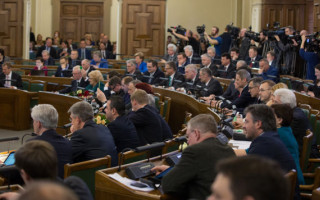 Нет COVID-сертификата — нет зарплаты: в Латвии депутатов поставили «перед фактом»