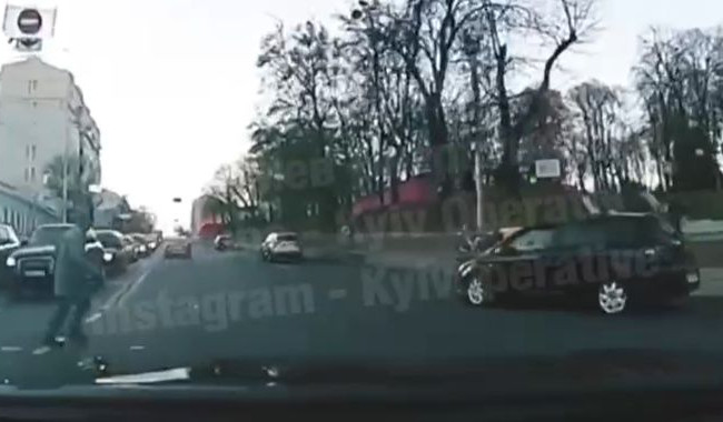 Перебежал оживленный перекресток: в Киеве заметили безумного пешехода, видео