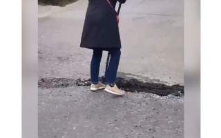 Киевлянка палкой «разлатала» яму, которую мужчина засыпал за свои деньги: видео