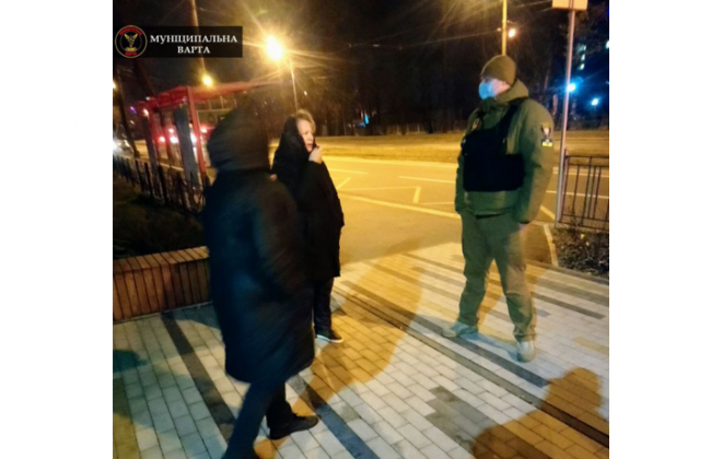 Украли растения с клумбы: в Киеве поймали дерзких воровок, фото