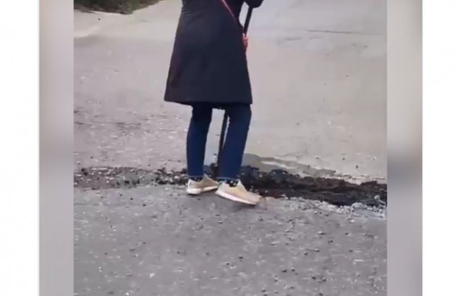 Киевлянка палкой «разлатала» яму, которую мужчина засыпал за свои деньги: видео