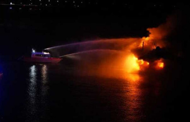 В Киеве сгорел ресторан на воде, фото